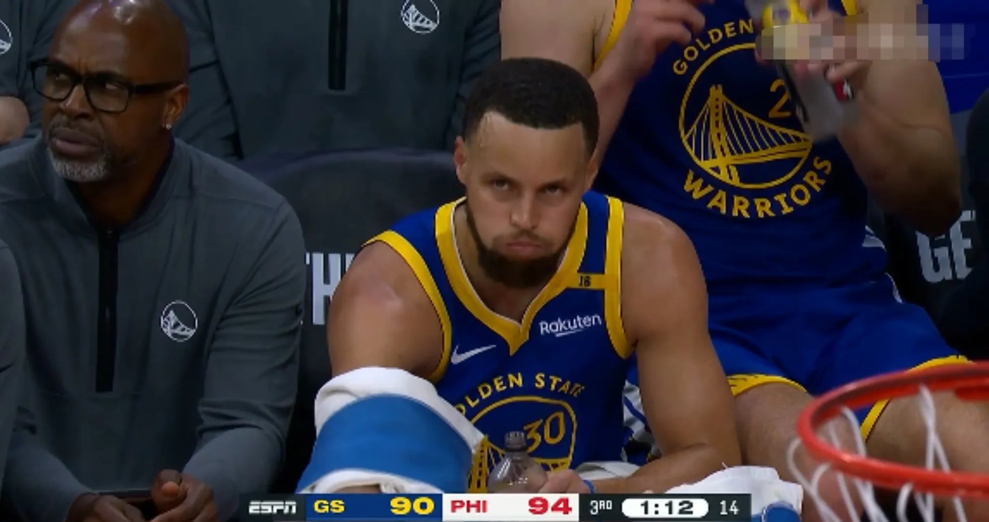 库里在澳大利亚队比赛中险胜，战术调整引发热议！的简单介绍