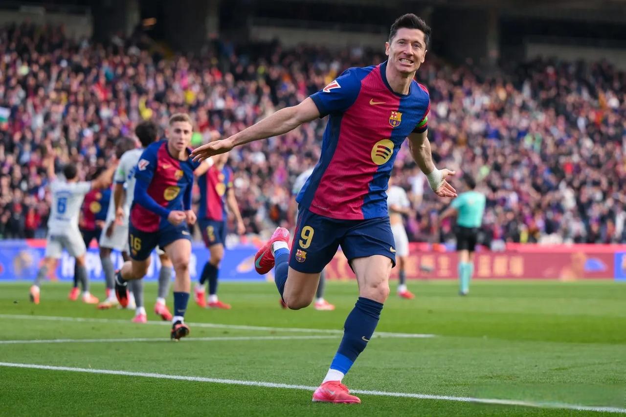 关于莱万多夫斯基重返赛场，出色发挥首场状态出色，皇家马德里观众沸腾！的信息