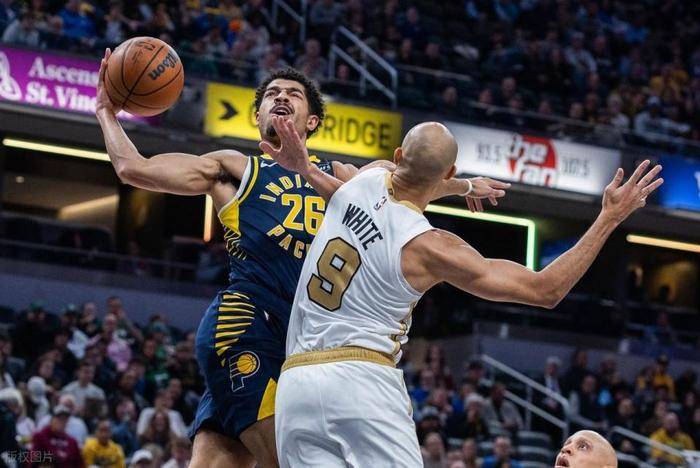 关于西亚卡姆在湖人比赛中出色防守，挺进下一轮引发热议！的信息