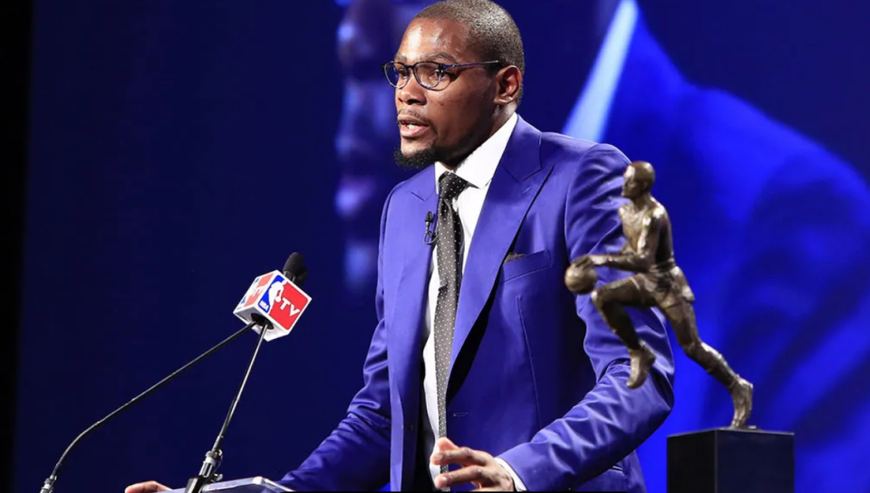 杜兰特回归赛场，爆冷首场状态亮眼，老鹰观众沸腾！的简单介绍